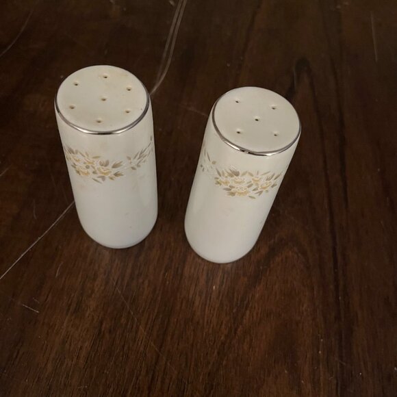 Crown Victoria - Carolyn - Salt & Pepper - Picture 3 of 4